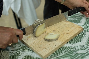 Encanto Rural del Valle de Pollença y la Artesanía de Telas Mallorquinas